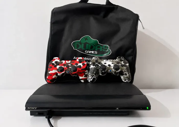 PS3 Super Slim Desbloqueado + 2 Controles + 2 Lojas Instaladas
