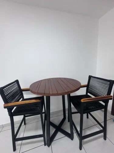 Conjunto de mesa e cadeiras