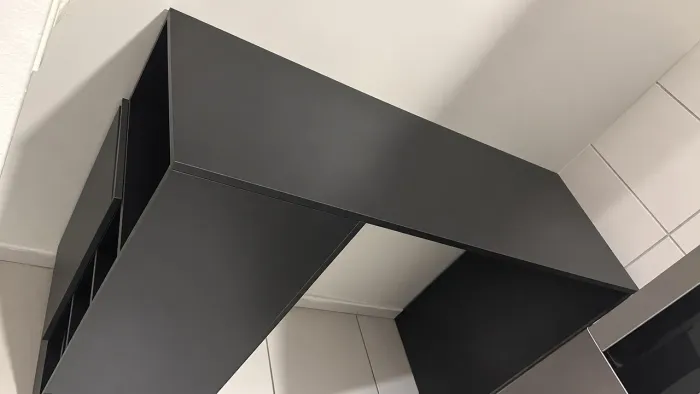 balcão/armário baixo com nichos e uma parte tipo bancada
