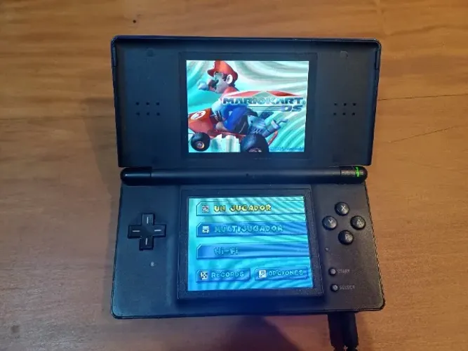 Nintendo DS Lite Azul Metálico + 2 R4s + Jogo original + Carregador original