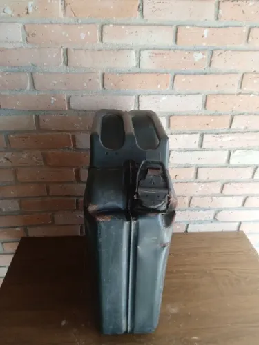 Antigo galão 20/ litros ideal para jeeps, coleção, decoração.