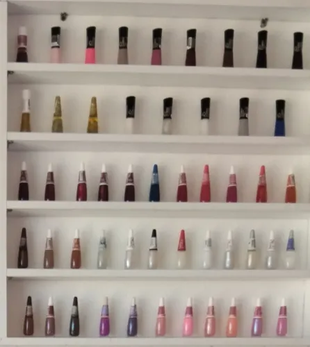 Estante com esmaltes variados