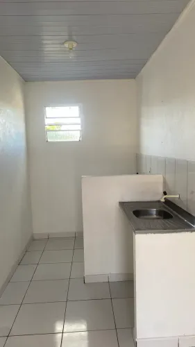 apartamento com dois quartos, sala, cozinha, área de lavar, garagem para 1 carro.
