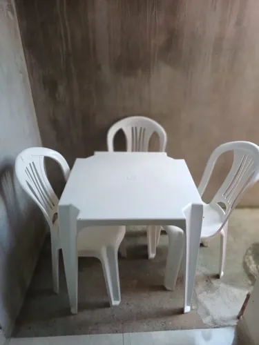 Mesa com 3 cadeiras