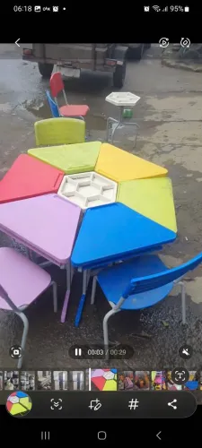 Cadeiras infantis e de adolescentes.