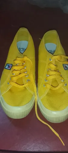 Tênis amarelo em bom estado