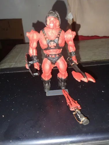 Vendo um boneco do HE MAN feito de chumbo ele pesa mais de 1 kilo completo