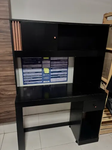 Escrivaninha com estante (MDF preto, com gaveta)