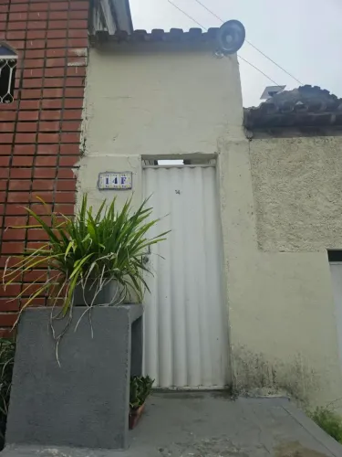 Alugo casa de vila (condomínio) de escada)