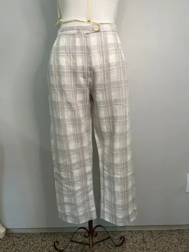 Linda calça em linho xadrez, na cor off white e bege no tamanho 40.