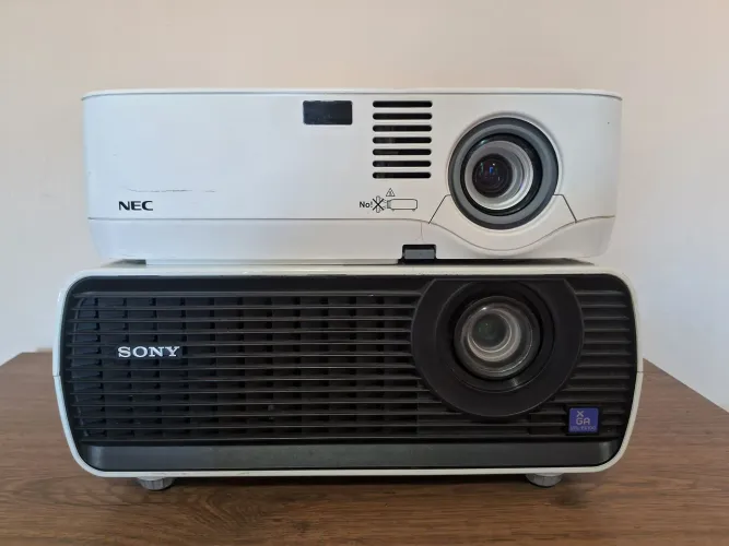 2  Projetores  Nec  / Sony  (com defeito)