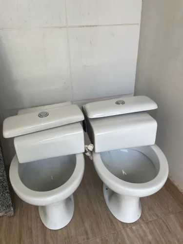 Vende-se 2 vasos sanitário