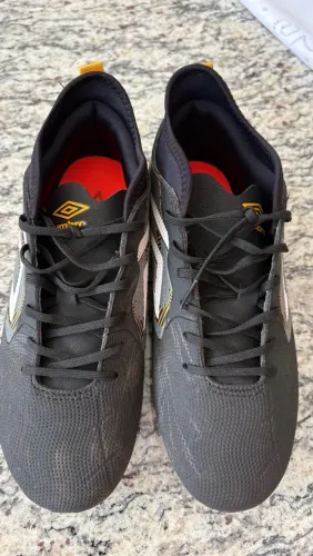 Chuteira umbro