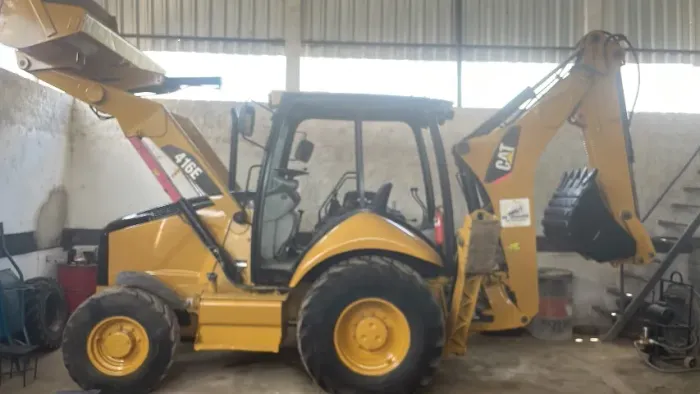 VENDE-SE RETROESCAVADEIRA CAT 416E