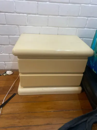 Mesa de cabeceira branca linda página !!!