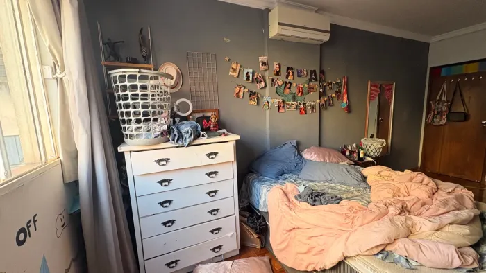 Vende-se cômoda branca de madeira maciça