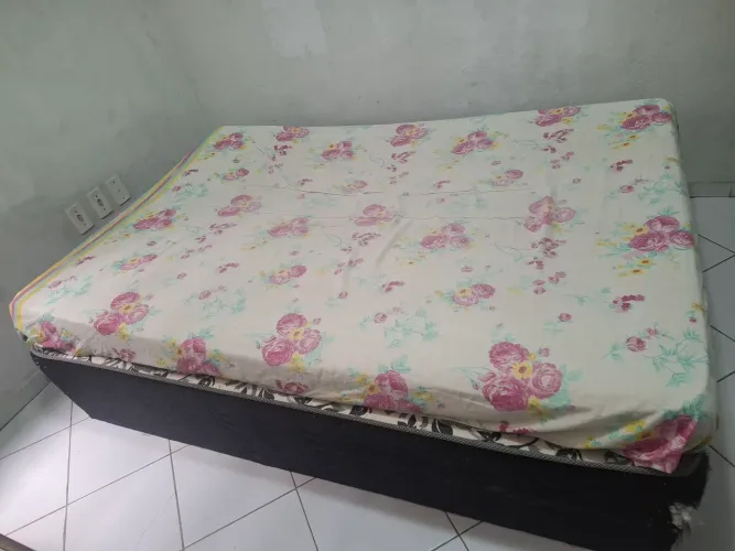 Cama de casal com colchão a venda, Cama usada, já é antiga, mas ainda pode ser aproveitada