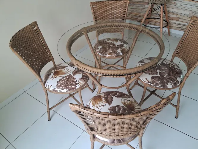 Lindo conjunto mesa c/ cadeiras em fibra sintética