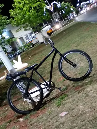 Vendo bicicleta aro 26 preta só está com o garfo trincado 