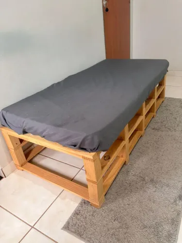 Sofá estilo pallet pinus