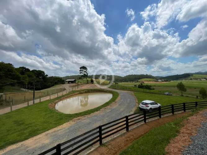 Linda chácara com lagoa com casa Mobiliada!