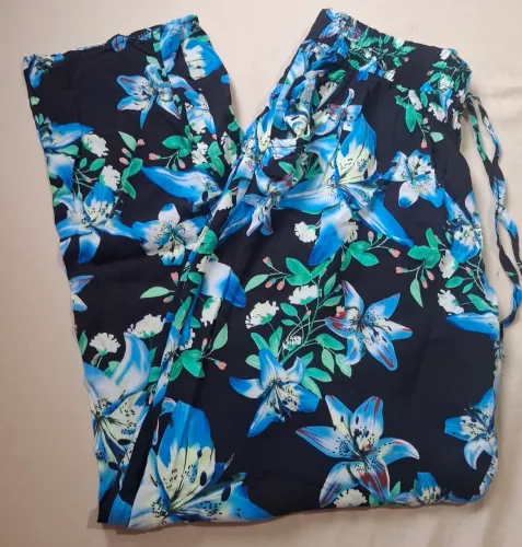 Calça viscose tamanho P preta com estampa azul