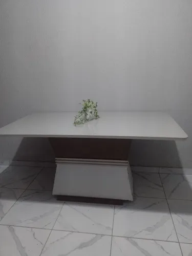 Mesa de jantar pra 6 lugares(nao acompanha as cadeiras)