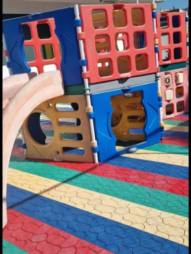 Playground da Xalingo usado com 1 escorrego + 1 simulador de alpinismo