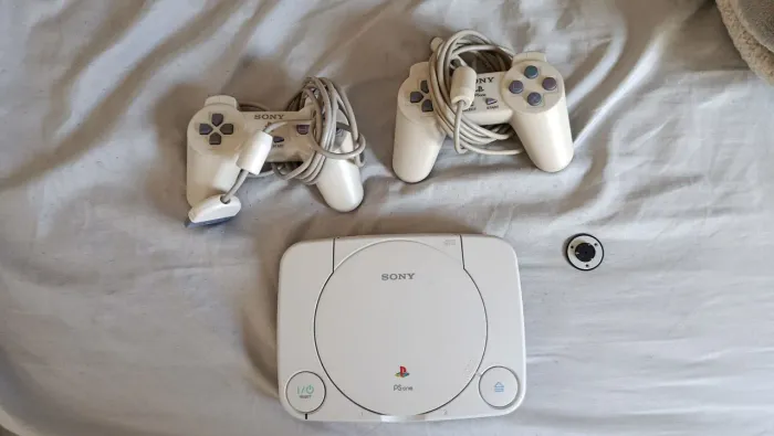 PS1 com 2 controles com defeito no leitor