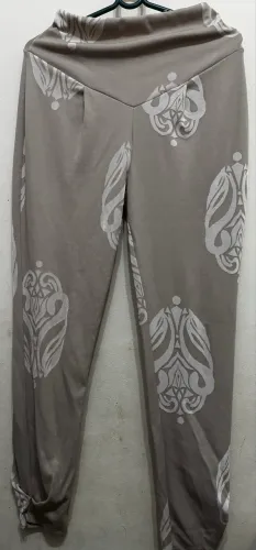 Calça feminina P da Maria Filó estampa joia