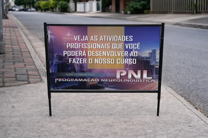 Placa para publicidade em calçadas e calçadas.