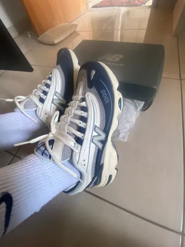 Vendo new balance n39/40 na caixa com nota vendo ou troco