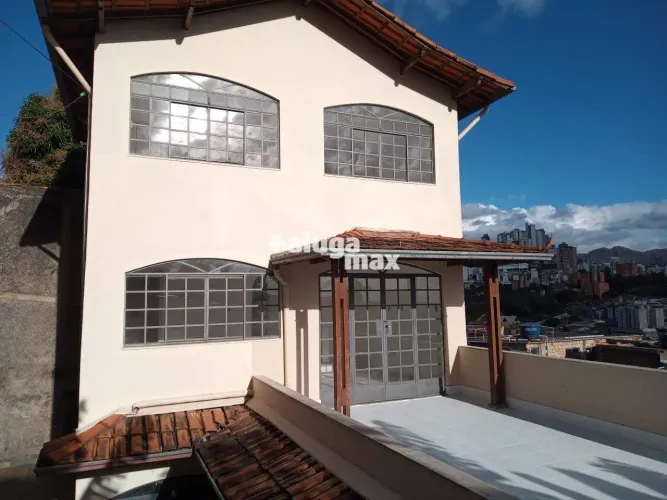 Casa Geminada de 2 Pavimentos com Terraço Amplo e Vista no Estoril - Sem Condomínio