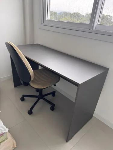 Mesa de escritório com cadeira