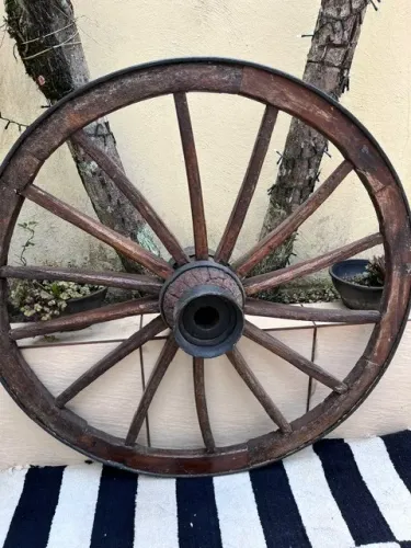 RODA DE CARROCA ANTIGA