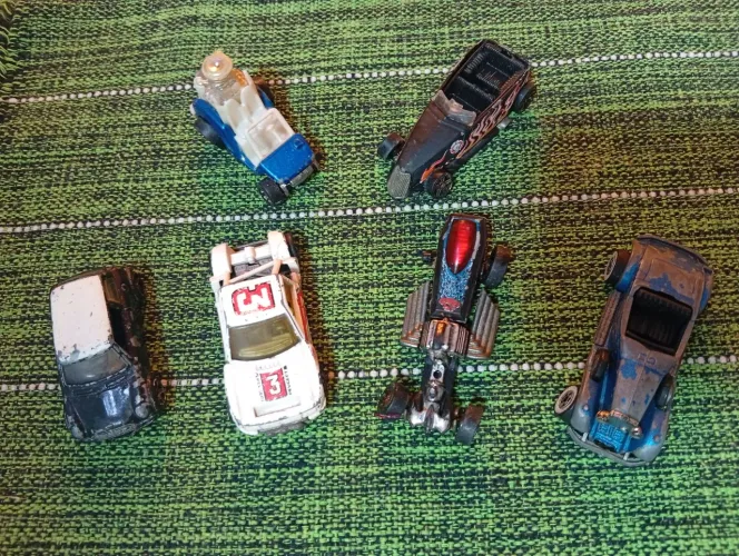 Seis Hotwheels fundo metal