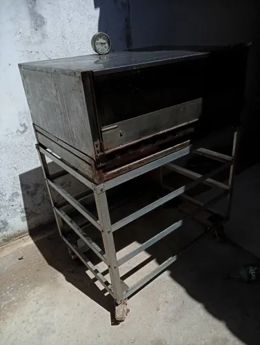 Ainda vem com a base do forno