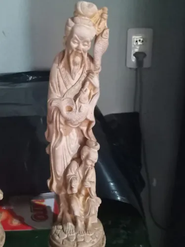 Estátua do *Jiang Tai Gong / Jiang Ziya* - o "pescador da fortuna" da mitologia chinesa.