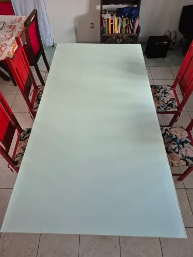 Mesa de Jantar com Base em Madeira.