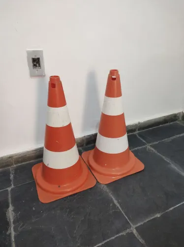 Cones de sinalização de trânsito