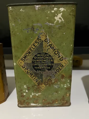 Latas antigas de pólvora negra colecionáveis
