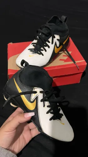 Chuteira Nike Infantil Campo nº 29 - R$ 120,00