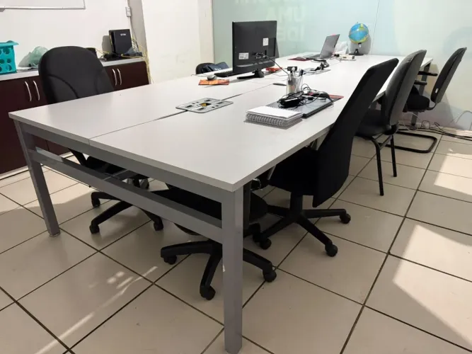 Mesa estação de trabalho modular/articulada,