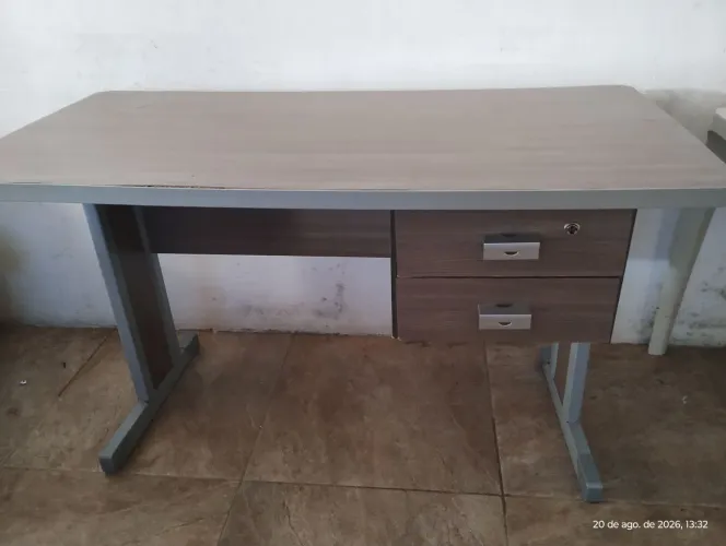 Vendo mesa de escritório com 02 gavetas!