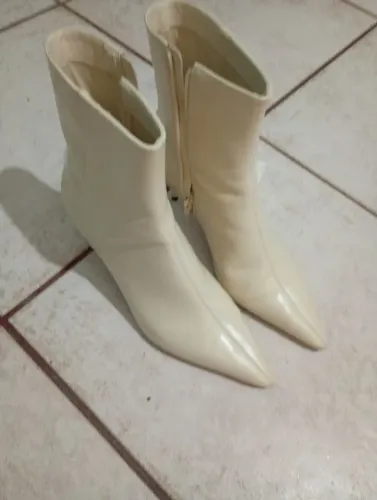 Botas Arezzo couro branca cano médio salto e bico fino 39