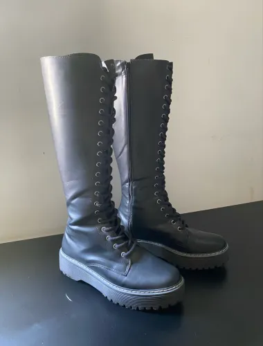 Bota Coturno Cano Alto Preta com Zíper Lateral