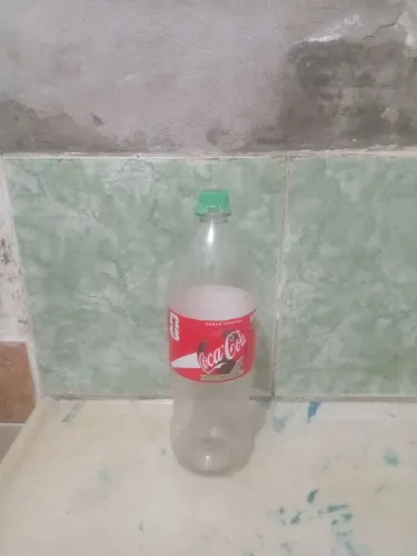 SÃO 06 GARRAFAS RETORNÁVEIS DE COCA.