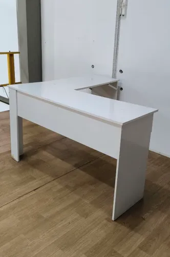 Escrivaninha em L com uma gaveta