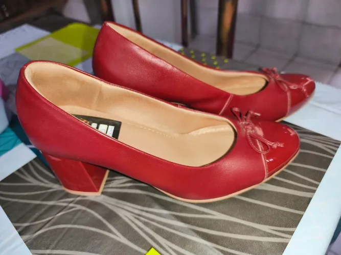 LINDO PAR DE SAPATOS VEMELHO DA CONFORT EM COURO COM VERNIZ 