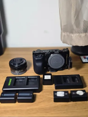 KIT SONY ZV-E10 + LENTE + CAGE + 5 BATERIAS + MICROFONE ULANZI AM18